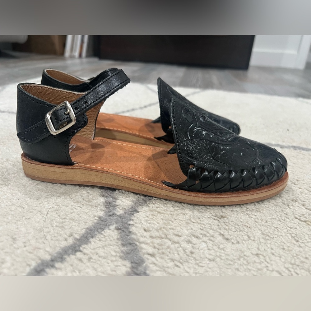 Boho Black Leather | Mary Jane Flats | Embossed Floral | Made in Mexico | Size 6 - Picture 3 of 5